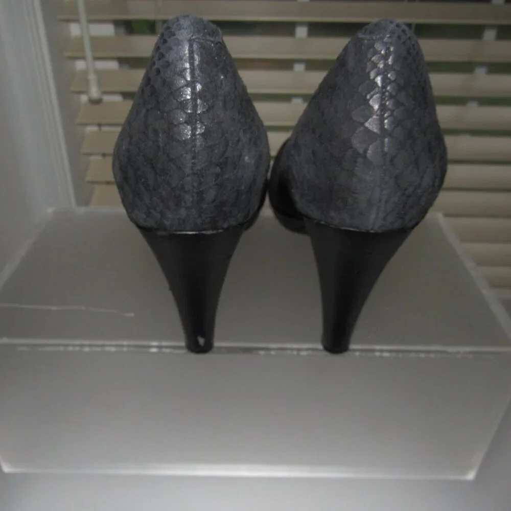 Clarks Black Textured Heels | Classic Comfort Pump | Size 8.5M